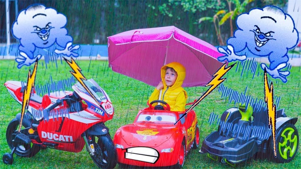 voiture enfant sous la pluie