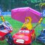 voiture enfant sous la pluie